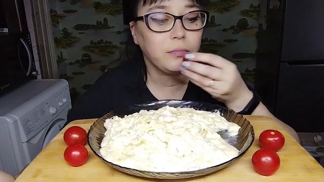 Мукбанг | Сливочная паста с креветками | Веганы, ёлки, у меня вываливается глаз? ? смотреть онлайн