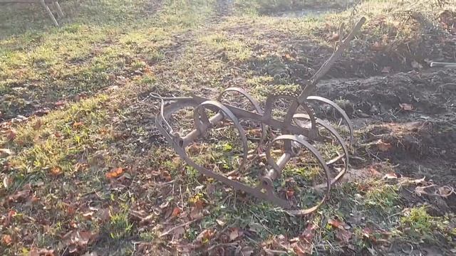 Антиквариат, агрегаты обработки почвы в строю.