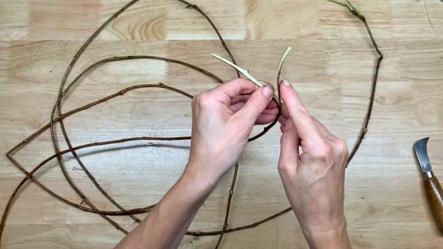 Splitting Fresh English ivy (IVY 1) How-to split fresh English Ivy for use in basketry artwork. смотреть онлайн