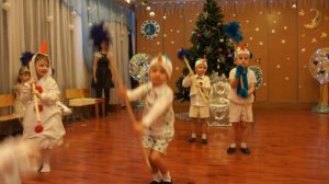 старшая группа №2 танец Снеговиков