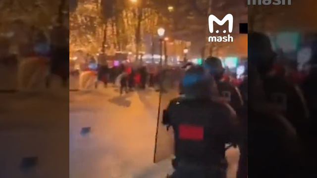 Победа сборной Марокко настолько сильно впечатлила её фанатов, что те вышли на французские улицы. смотреть онлайн