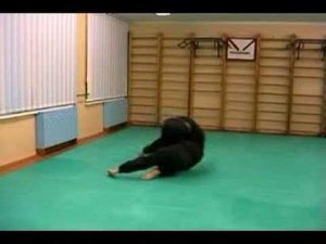 освобождение от захвата за шею с ударом в пах локтем