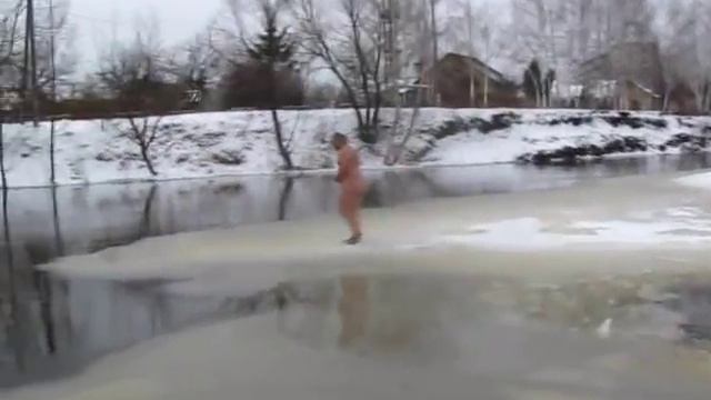 Обнаженное купание с особым идиотизмом смотреть онлайн