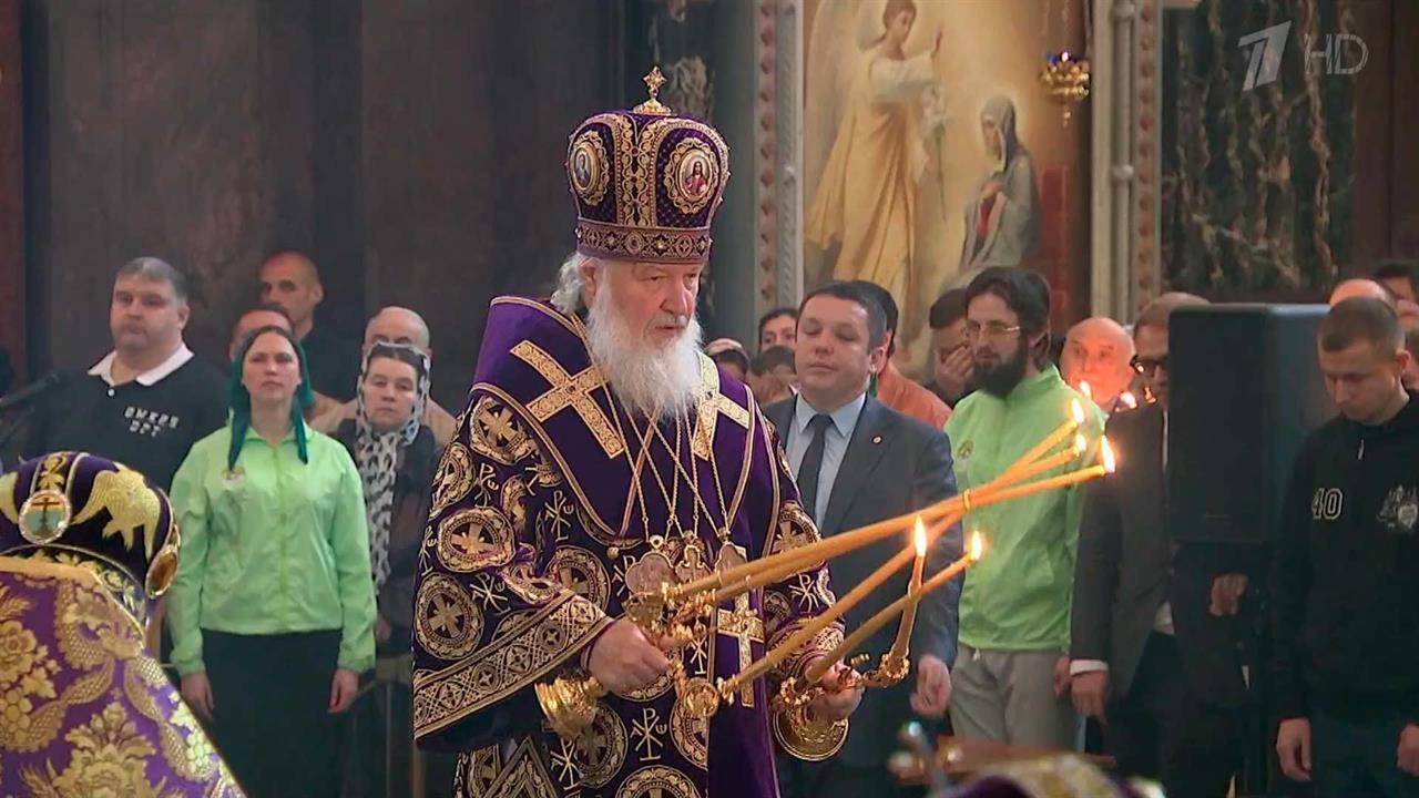 В Великий четверг Патриарх Кирилл совершил литургию и чин омовения ног священнослужителям