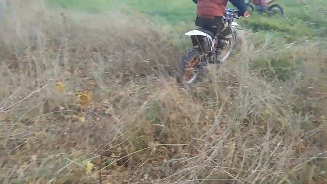 Урень эндуро.Прокатились по полям и овражкам!Проходить препятствия нам мешал злой ОХОТНИК ))) смотреть онлайн