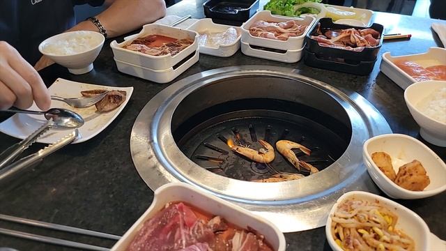Барбекю по-корейски. Korean Grill house. Barbecue. 4K video. смотреть онлайн
