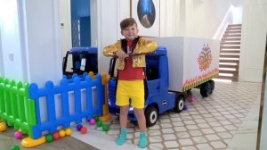 Сеня играет с Шариками