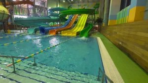 Катаемся с горок в аквапарке Атолл