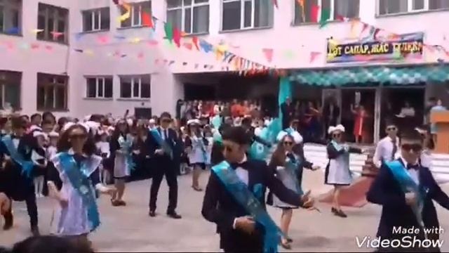 Последний звонок 2017 года 11"Б" класса. Флешмоб. Вальс. смотреть онлайн