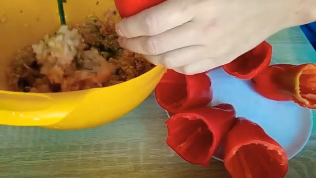 Фаршированный перец. Перец фаршированный булгуром и куриным мясом. смотреть онлайн