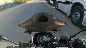 ТРОЕ БЕЗ ШЛЕМА НА УРАЛЕ С ЛЮЛЬКОЙ, КРАСИВОЕ МЕСТЕЧКО