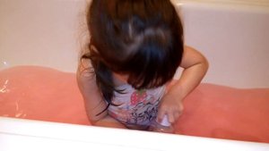Алия купается в ванной с бурлящим шаром Alia bathes in a bathroom with a swirling ball