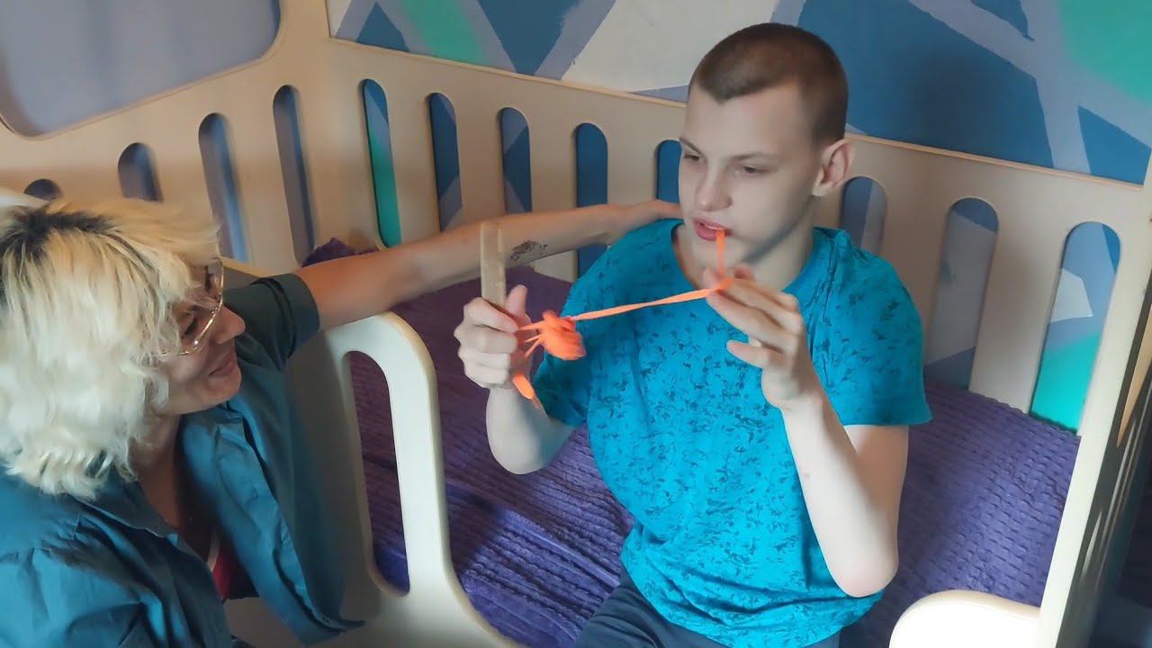 Юра любит шнурки и хочет научиться говорить
