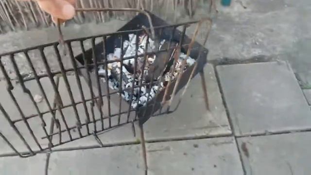 Колбаски на мангале и самодельная решетка для барбекю смотреть онлайн