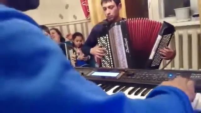 Цыганские музыканты от бога!Амарэ Крымская рома смотреть онлайн