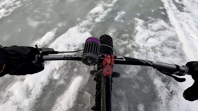 Продолжение моей покатушки на фэтбайке по подтаявшему льду озера Сенеж.Берег уже близко.Много воды.