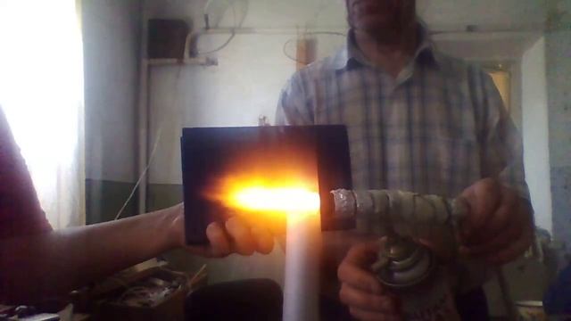 Сгорание водяного «холодного» пара в факеле ручной газовой горелки.