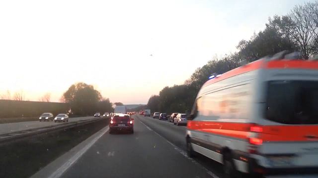 Как пропускают скорую помощь в Германии на автобане.пробка