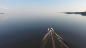 Полет квадрокоптера за катером. Опасное снижение дрона над водой на 01:42
