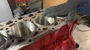 Запчасти в работе: гильзовка блока двигателя 3.8л дизель Cummins QSF3.8 от ГАЗ-3310 Валдай