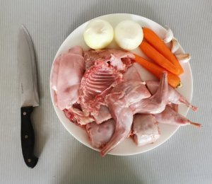 Вкуснее не бывает! Обещанный кролик в горшочке с луком и морковью! Рецепт из кролика. Нежный кролик