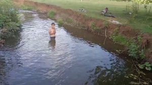 купаемся с другом на на реке