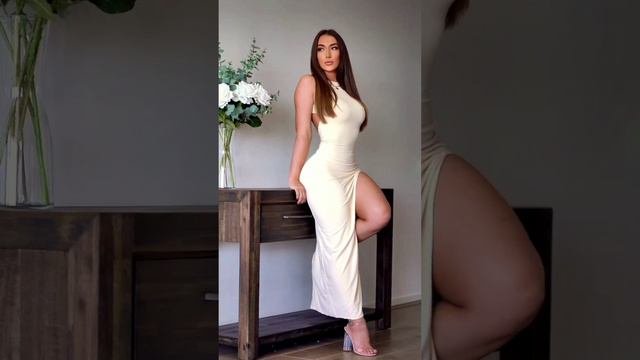 Грациозная модель в красивом платье.