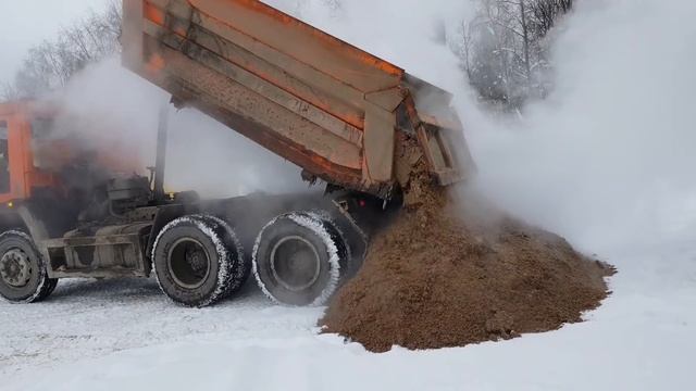 работа ФЕРМЕРА зимой.Погрузка: силоса, сенажа, навоза, опилок. ? с YuoTube в Яндекс Дзен ? смотреть онлайн
