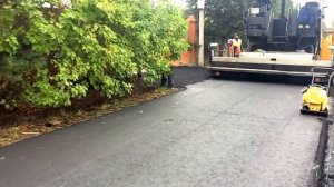 Укладка горячего мелкозернистого асфальта асфальтоукладчиком