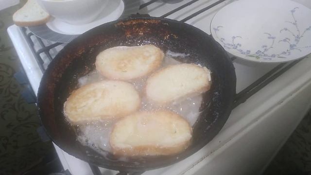 ЛАЙФХАК . ГОТОВЛЮ ВКУСНЫЕ ГРЕНКИ С ПОСЫПКОЙ ИЗ ЛУКА смотреть онлайн