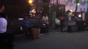 Батарейка в исполнении уличных музыкантов.