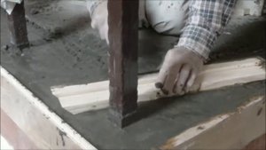 Бетонирование стоек перил.