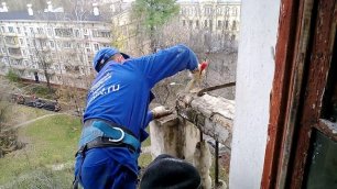 Демонтаж разрушенной колонны ограждения балкона