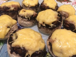 Грибная кухня. Фаршированные сморчками шампиньоны.