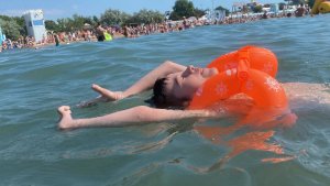 Ярослав плавает сам в Чёрном море. Ребёнок заплыл за буйки и его уносит в море. 30.06.22