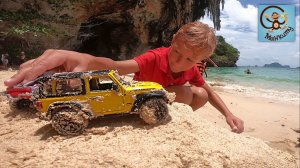 Диана и Даня строят Замок для Машинок из Песка. Манкиту