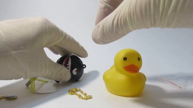 Распаковка утки в шлеме на приборную панель в авто смотреть онлайн