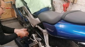 Замена цилиндра сцепления Honda vtr 1000 f.