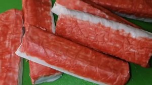 Салат? Быстрый? с крабовыми? палочками и яичными? блинчиками. Очень вкусный?