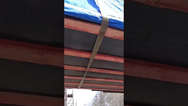 Изоспан и сетка от грызунов на дне модульного дома