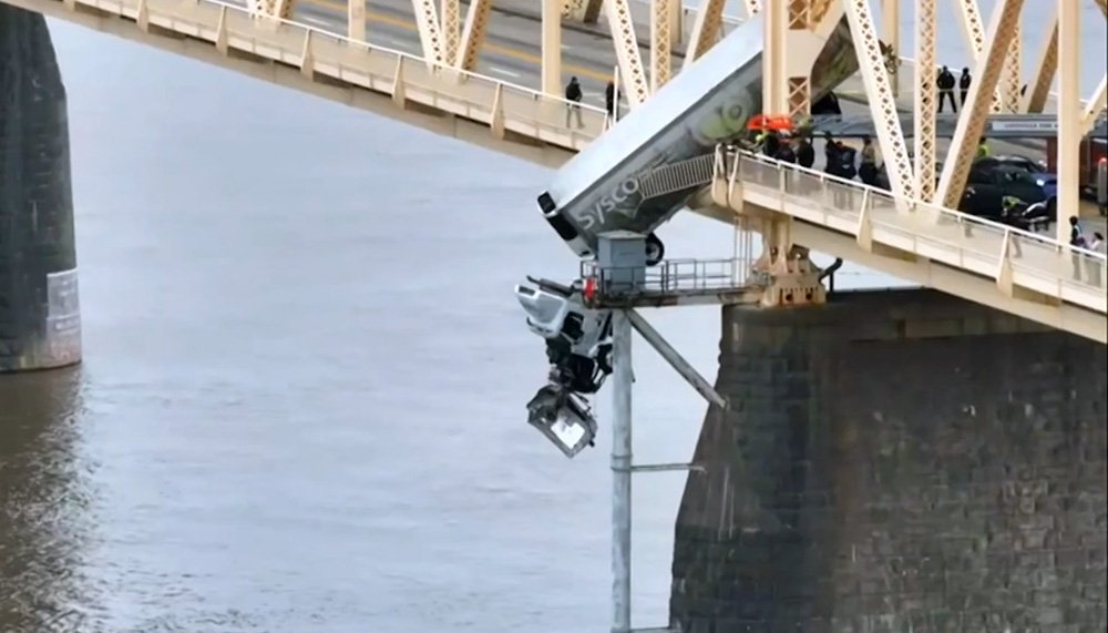В США многотонный грузовик повис на мосту через реку Огайо / События на ТВЦ