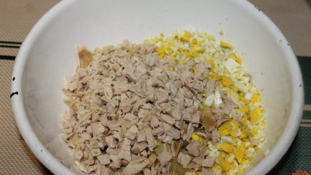 Оливье с куриной грудкой и зеленым горошком