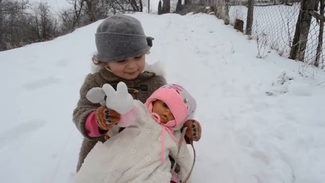 Как МАМА Беби Бон Катя на прогулке Baby Born на санках Новое видео Для детей, для девочек смотреть онлайн