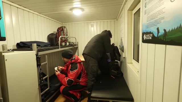 ХОЛОДНАЯ НОЧЕВКА В СПАСАТЕЛЬНОЙ ХИЖИНЕ смотреть онлайн