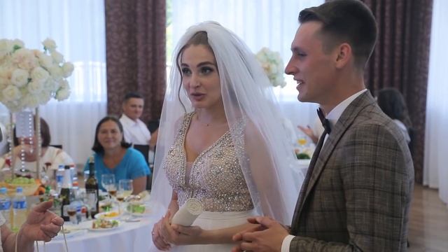 Дедушка с бабушкой поздравляют молодожёнов на свадьбе
