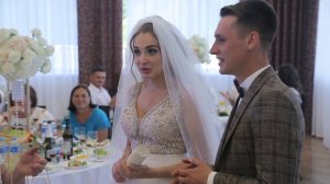 Дедушка с бабушкой поздравляют молодожёнов на свадьбе