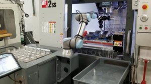 2008 · Кобот UR5e со станком Haas VF2SS
