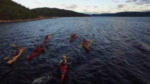 Une expérience en kayak de mer sur le Fjord Vue par des drones