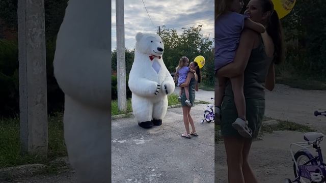 Мишка Умка спешит на день рождение, чтобы подарить велосипед  #деньрождения #белыймишка #мишкаумка