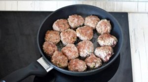 Котлеты в сметанном соусе в духовке